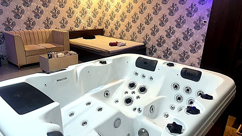 Multi-jet jacuzzi pool at Royal International Spa Guntur