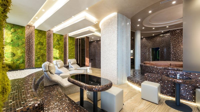 Steam and jacuzzi pool lounge